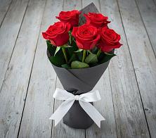 Букет 5 Красных роз Эдлесс Лав в Засосне